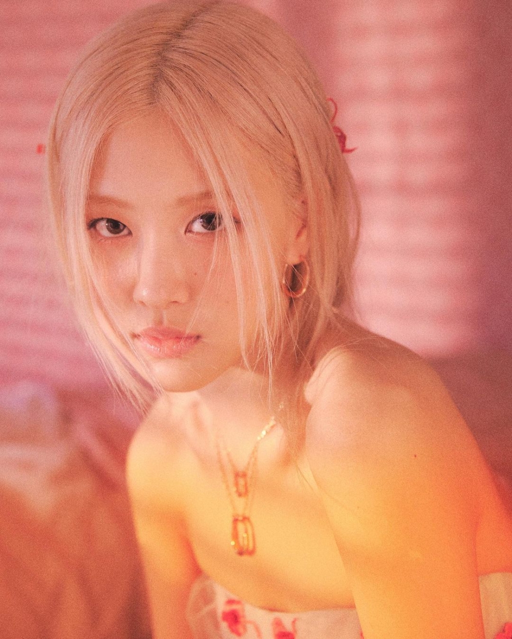 Rosé穿上美國奢華婚紗品牌Monique Lhuillier拍攝珠寶廣告