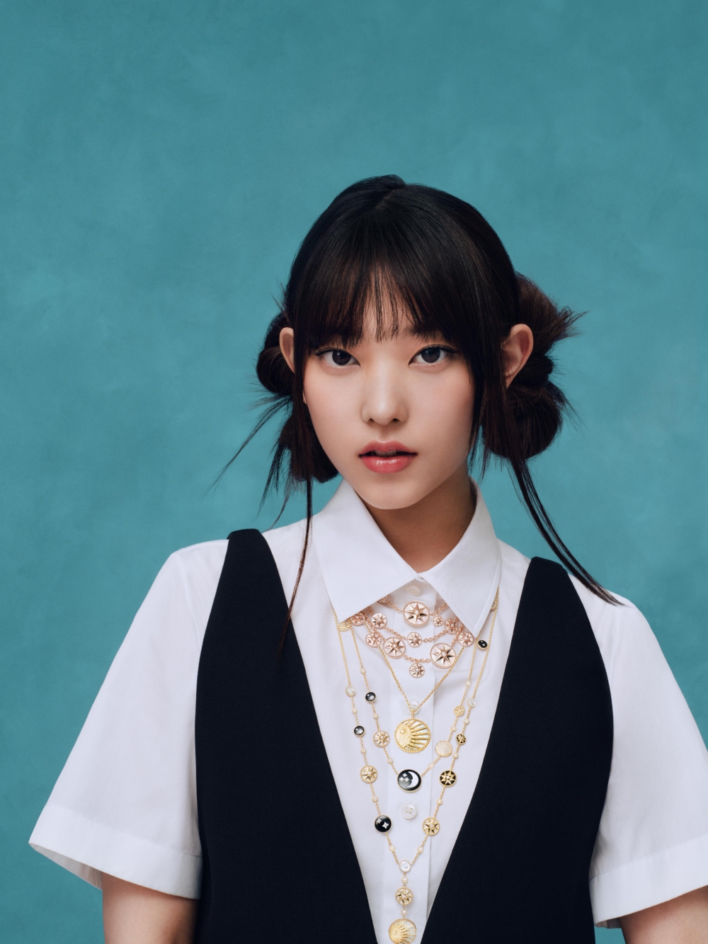 Haerin親身演繹Dior經典「Rose des Vents」珠寶系列