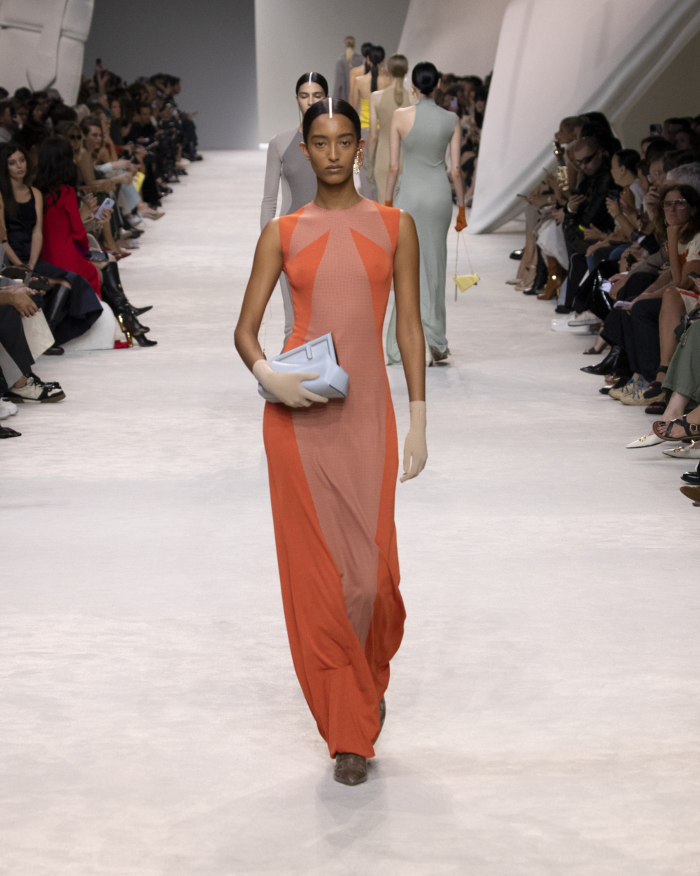 在衣著上使用色塊,就連配飾也揉入色塊創意