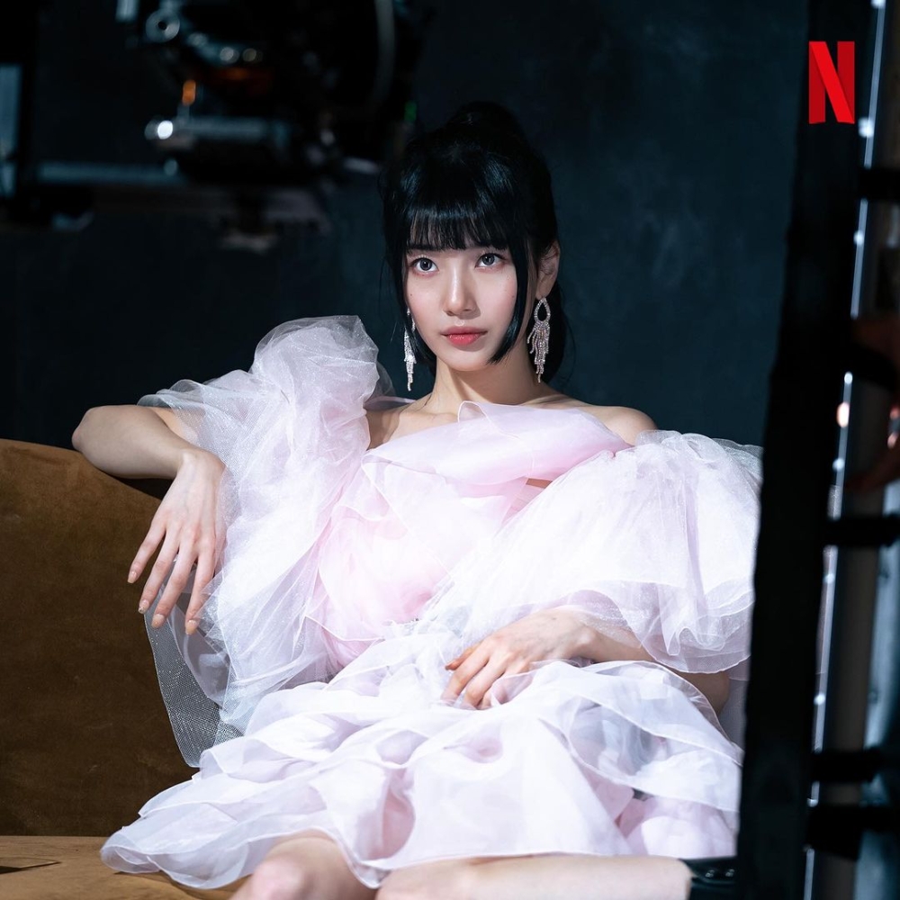 秀智在《我的女神室友斗娜》中的底妝是帶有微微的水光感，令肌膚看來更透亮。