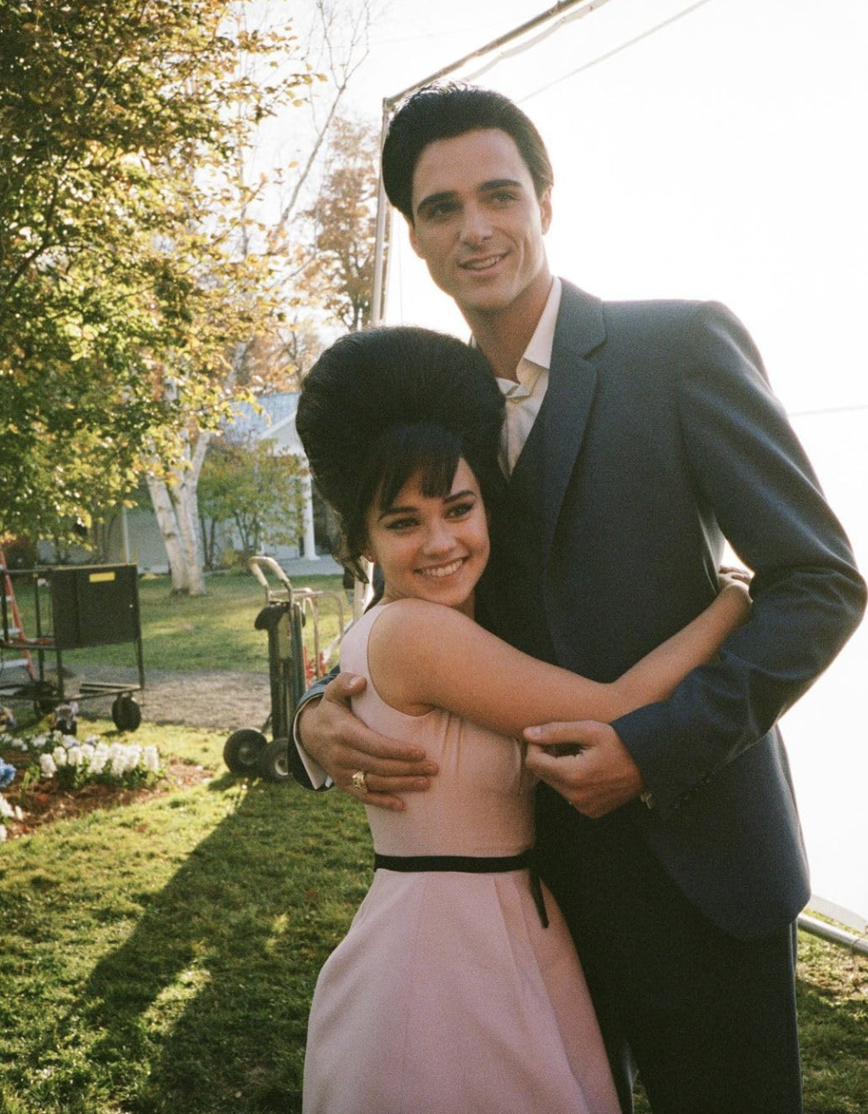 飾演貓王的Jacob Elord與飾演Priscilla Presley的Cailee Spaeny。