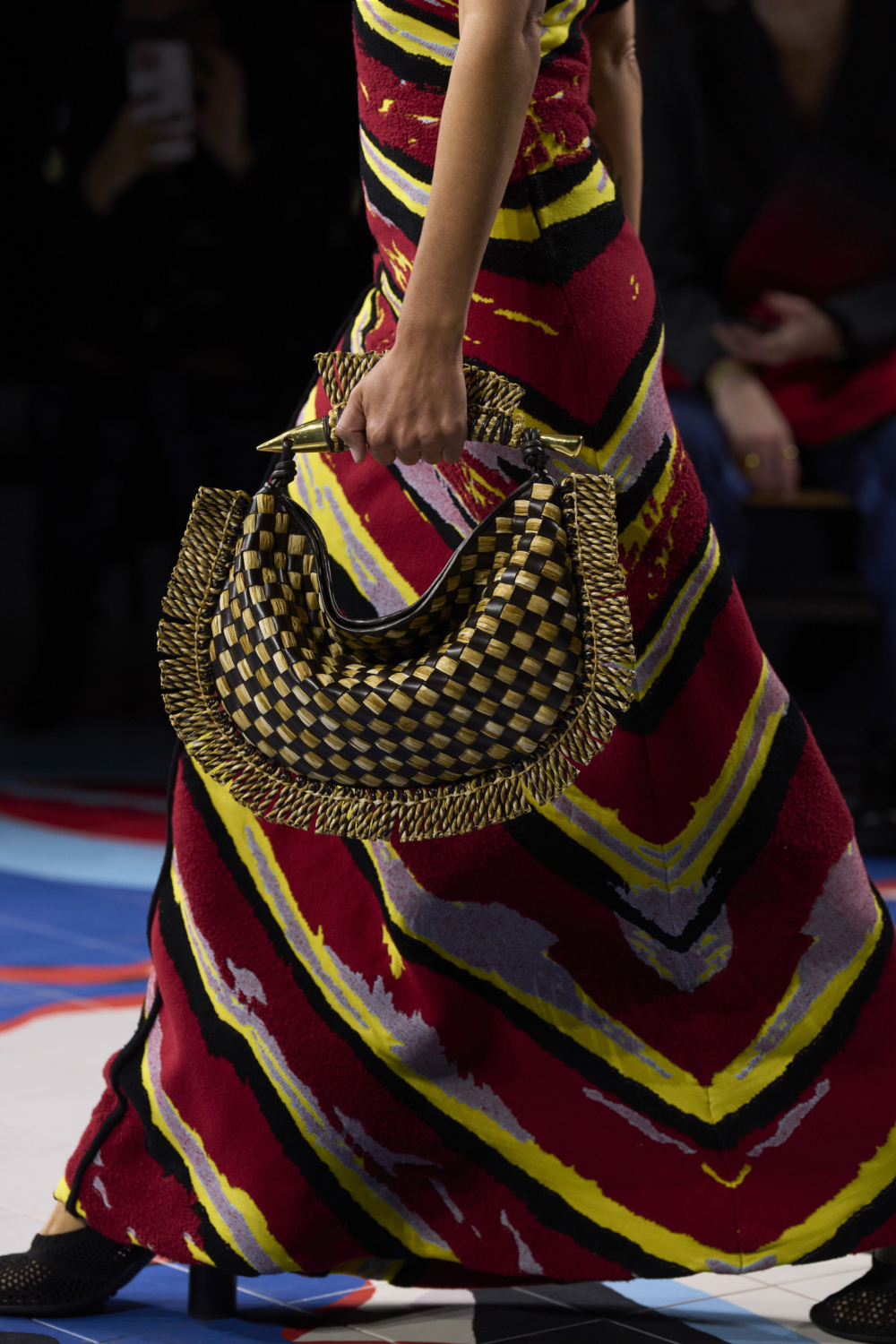 Bottega Veneta 2024春夏系列亮點手袋4:加上流蘇設計