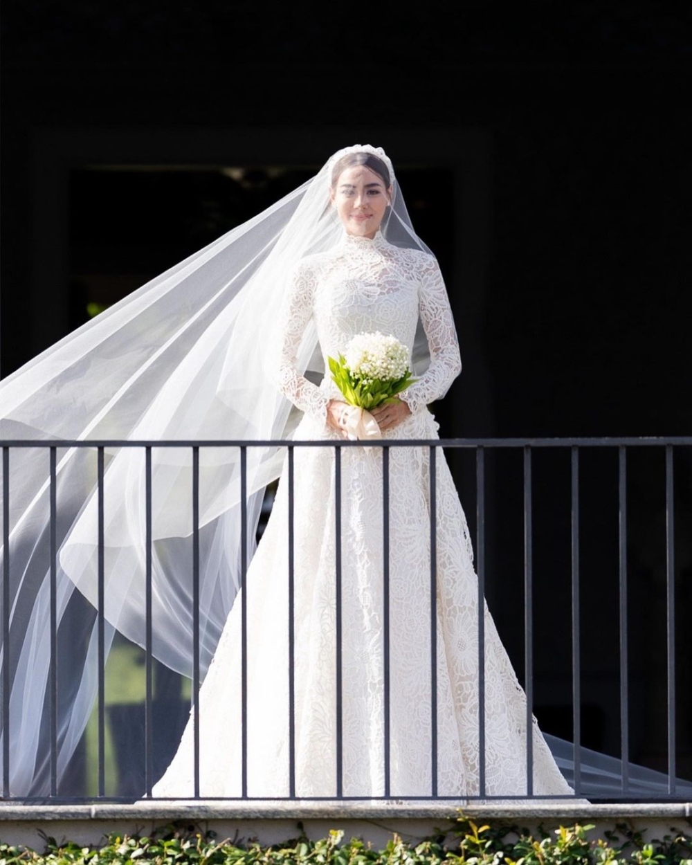 Kimberly Anne Woltemas化身簡約優雅的新娘，見證這個幸福時刻