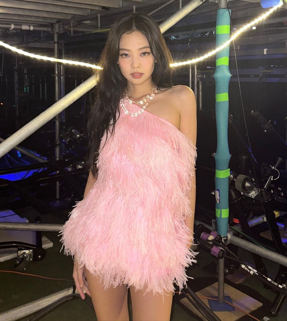 Jennie穿上粉紅露背羽毛迷你裙裝,化身魅惑感十足的「粉紅芭比」