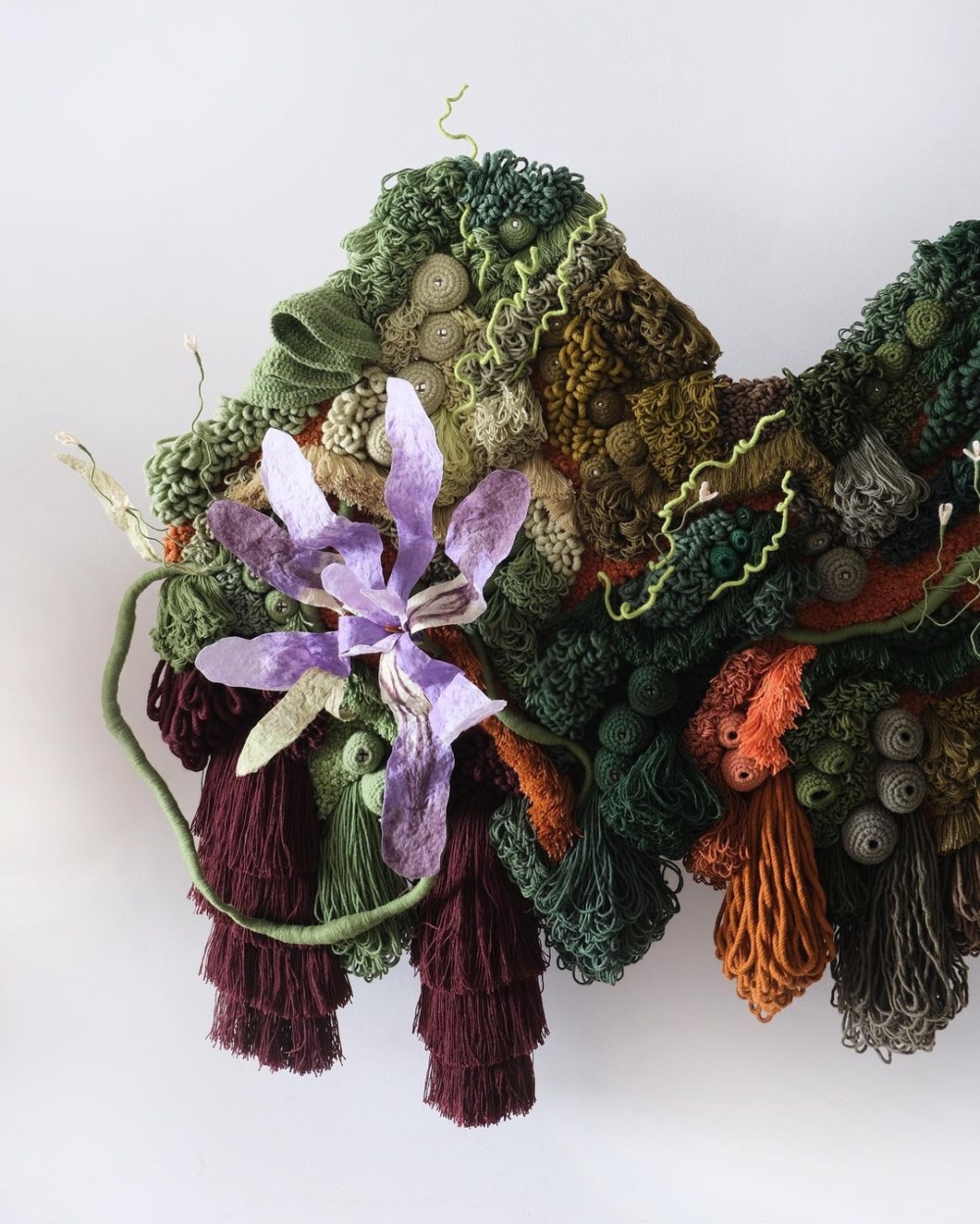 入，一針一線的修剪成珊瑚生長於礁岩的型態