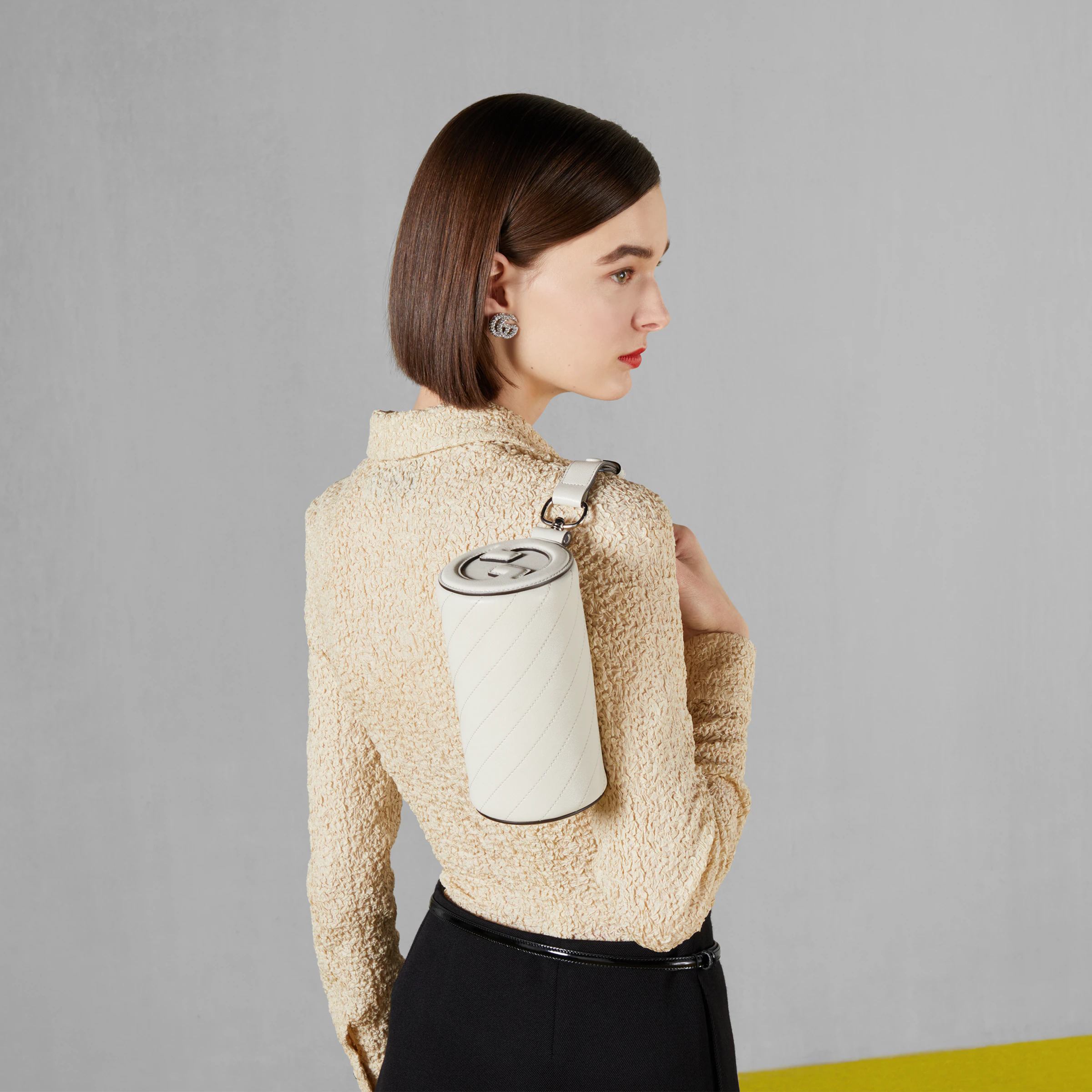 附有同色調的皮革手提把，可以作為腋下包肩背上身