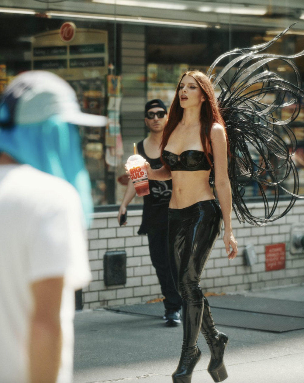 Julia Fox化身暗黑天使。