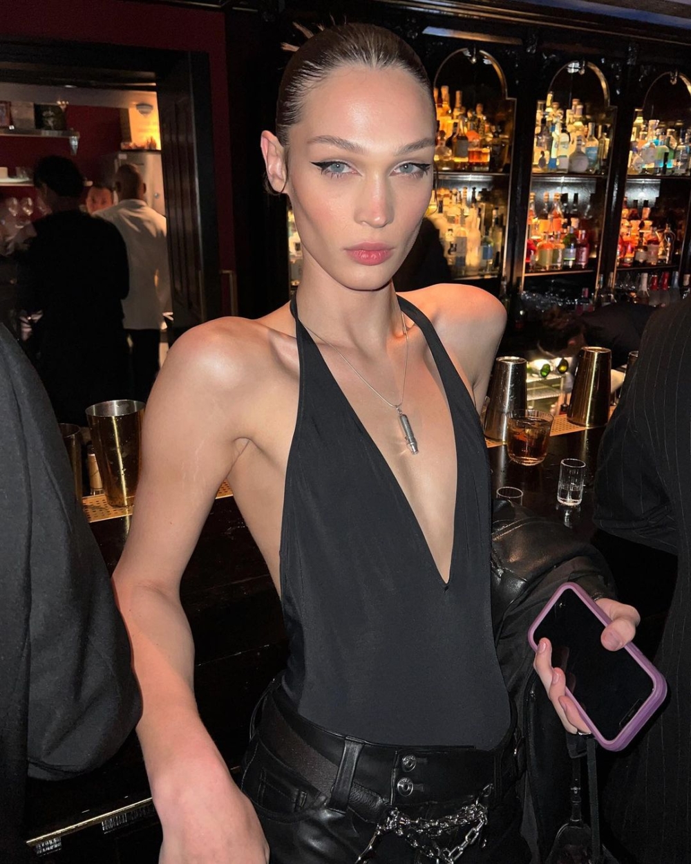 自帶的一股厭世感與一雙鋒利的雙眼,就連高顴骨也與Bella Hadid十分相似