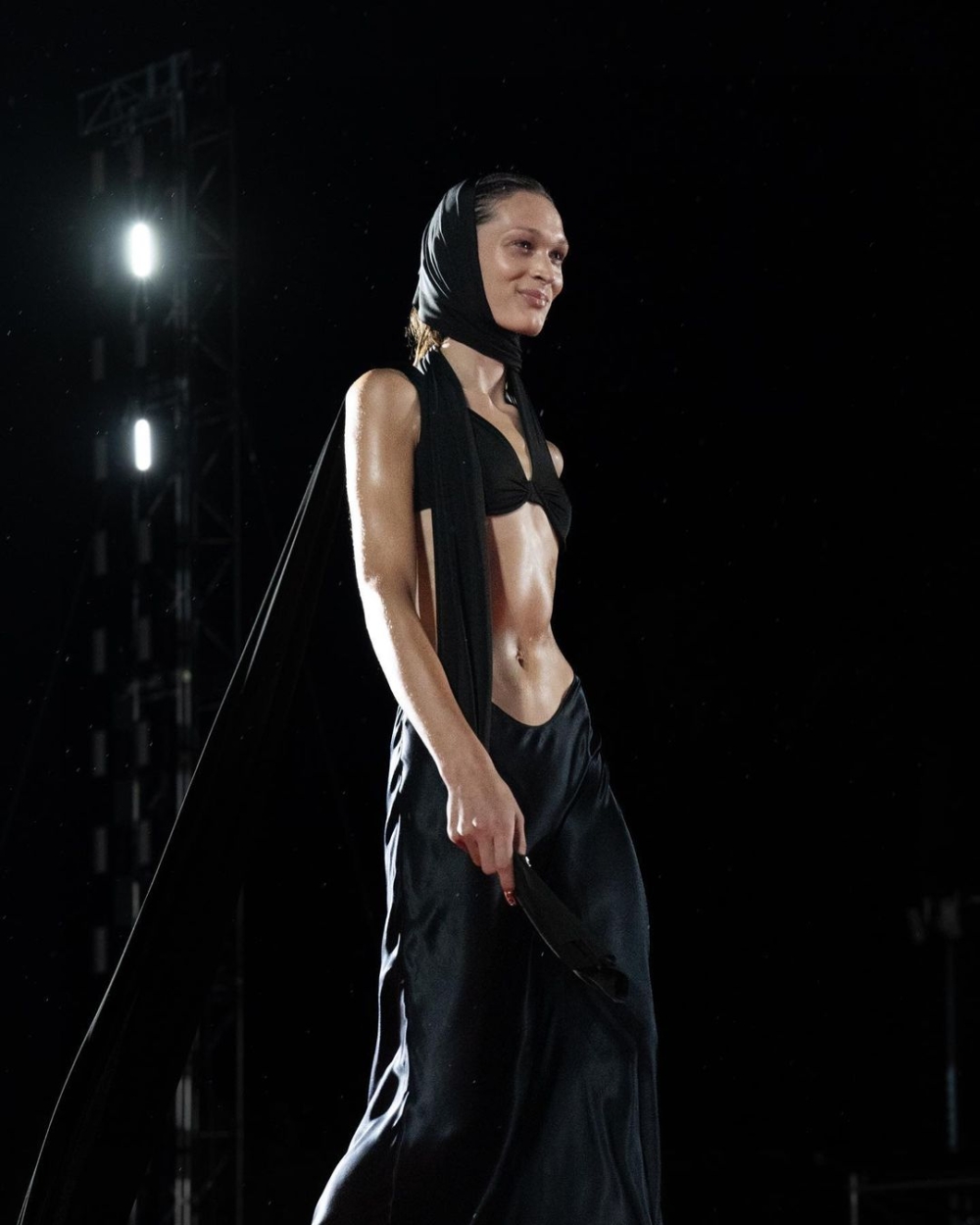 來自倫敦的她與Bella Hadid有著驚人的相似身材與雕刻般的高顴骨