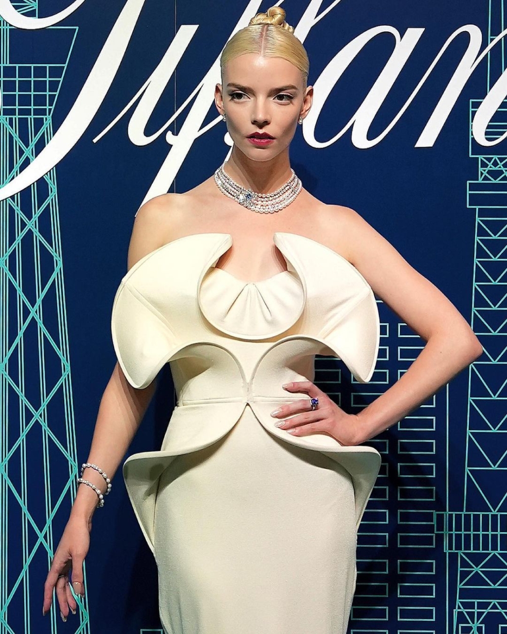 品牌大使Anya Taylor-Joy身著一件Del Core Resort 2024無肩帶連衣裙