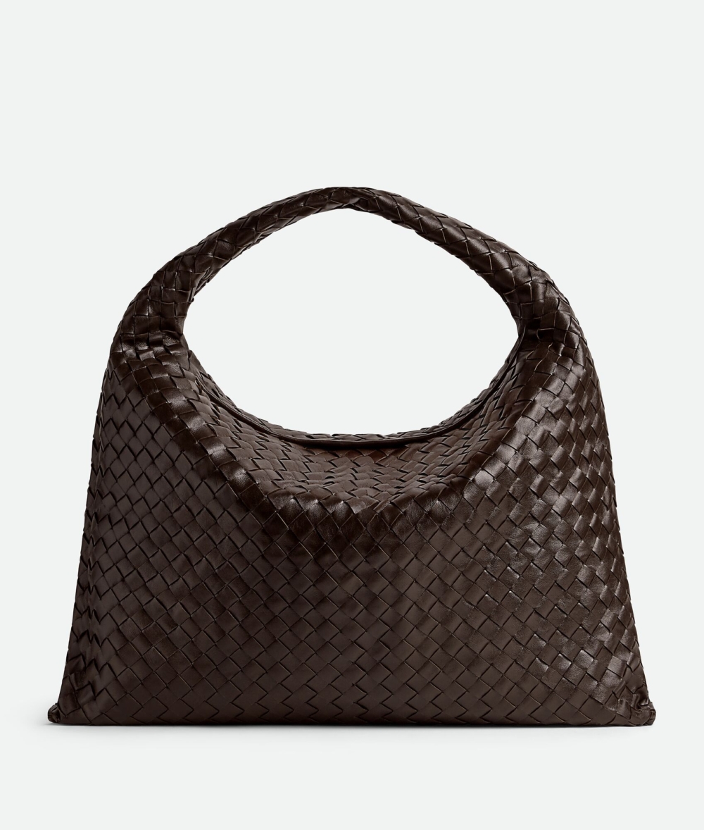 Bottega Veneta簡約俐落的線條讓人再次感受到品牌細膩的設計