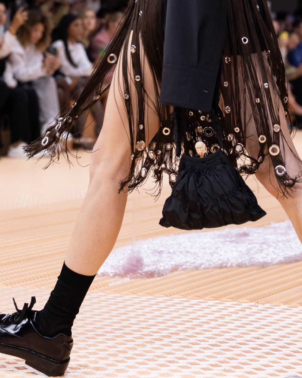 Prada人頭墜飾晚宴包