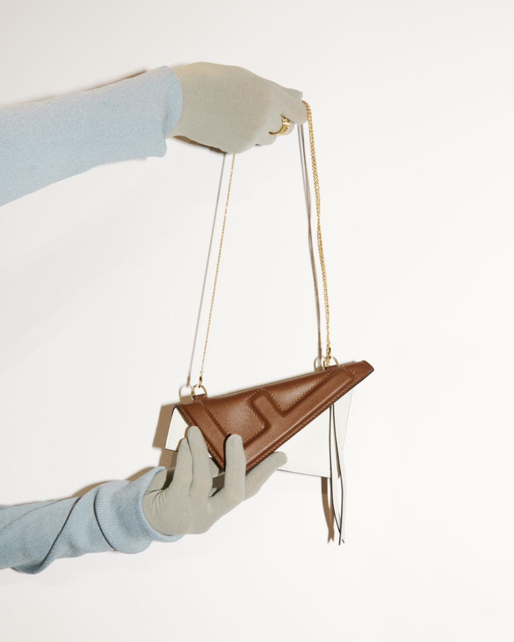 FENDI本季推出全新的Flip包款