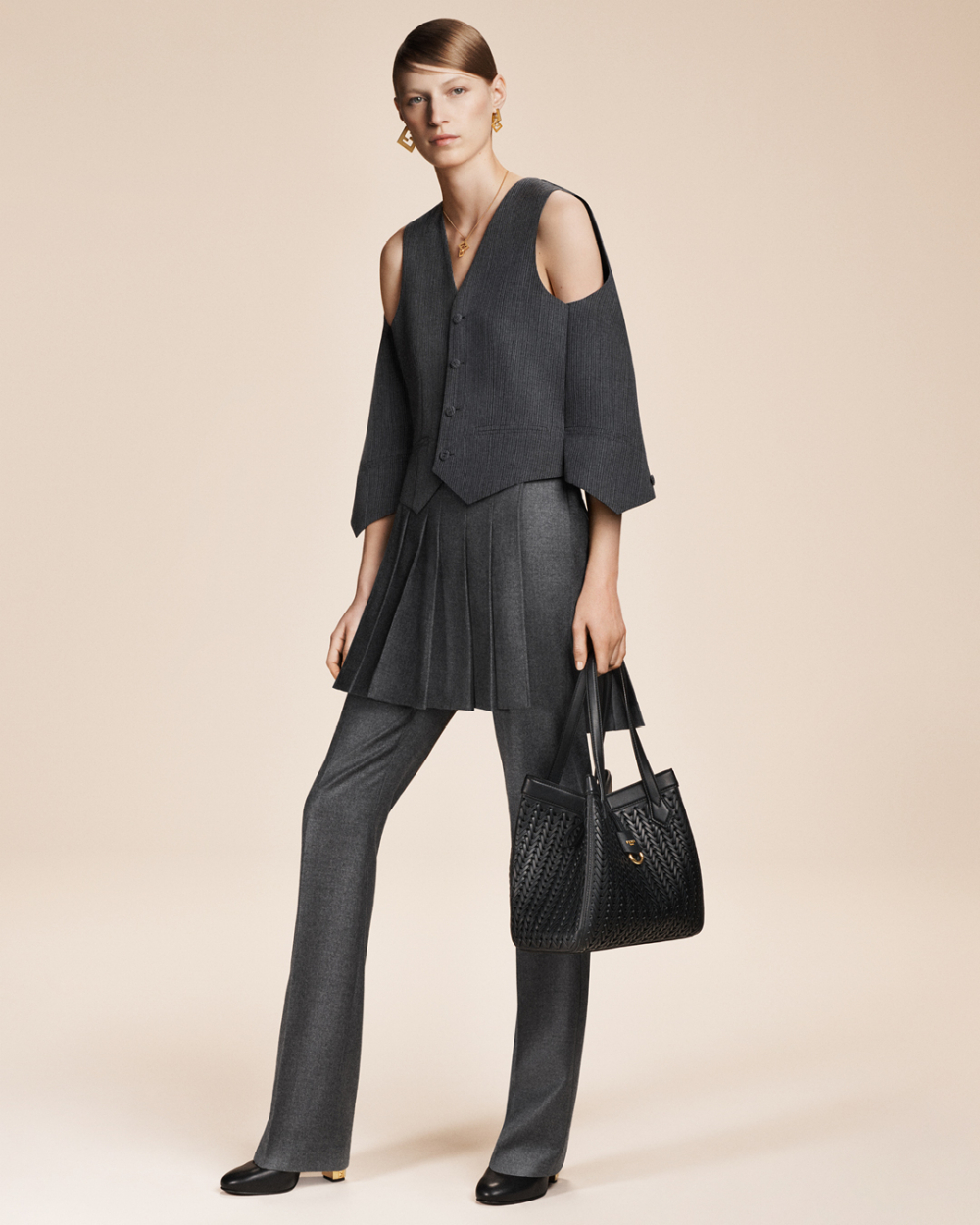 黑色編織款由FENDI的專業工匠全手工製作