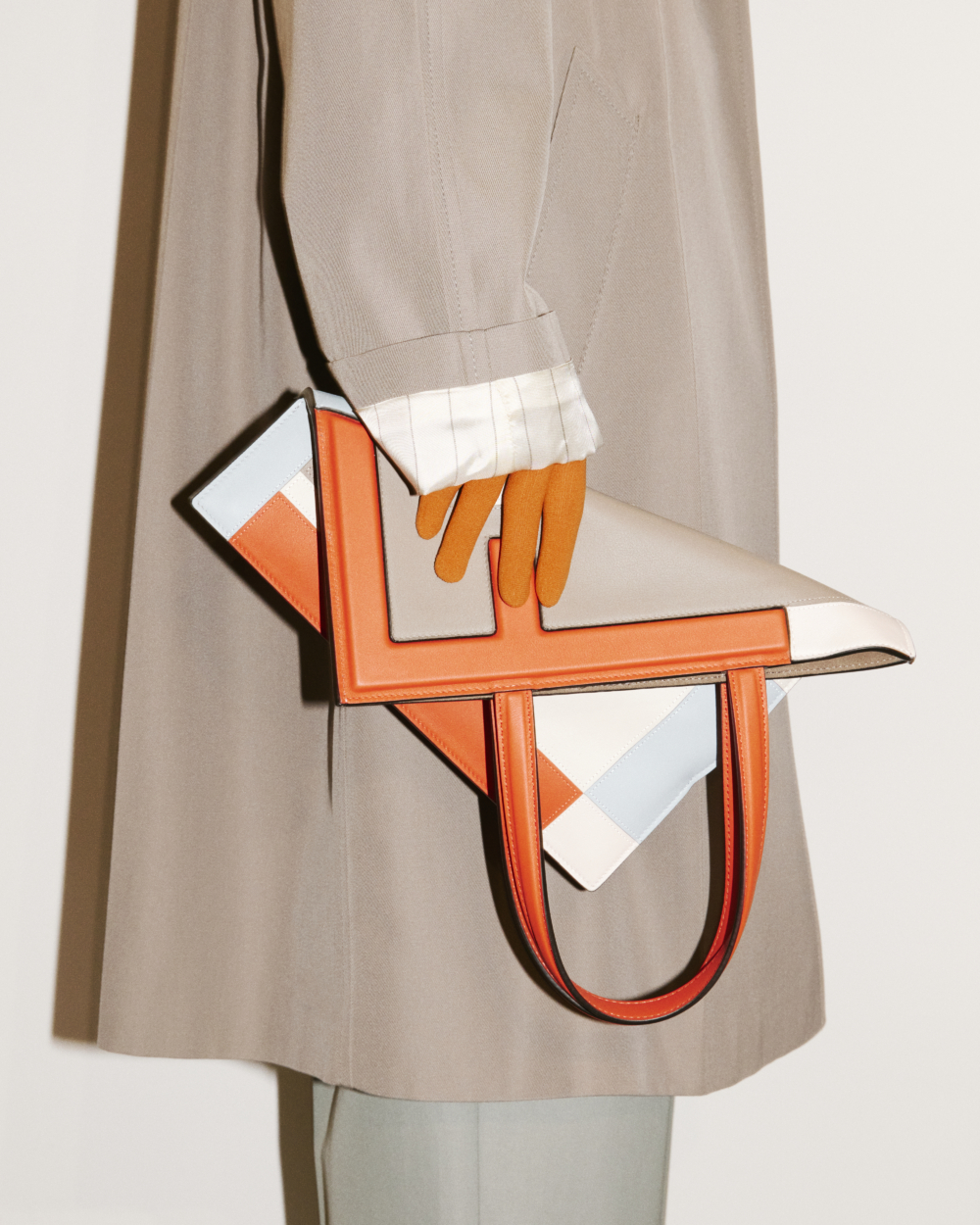 FENDI本季推出全新的Flip包款