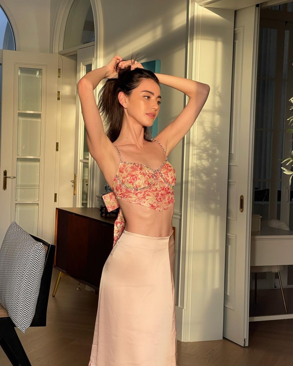 穿上甜美的細肩帶印花洋裝或是印花Bra Top散發著濃濃的田園小清新風格