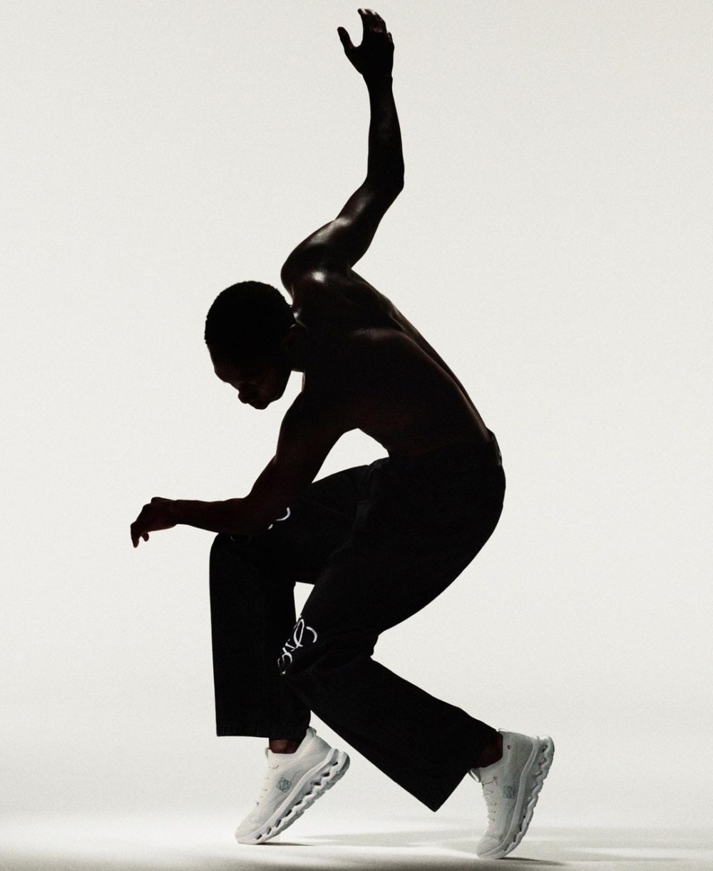 針織襪套結構以及由99%再生聚酯制成的網眼打造鞋面