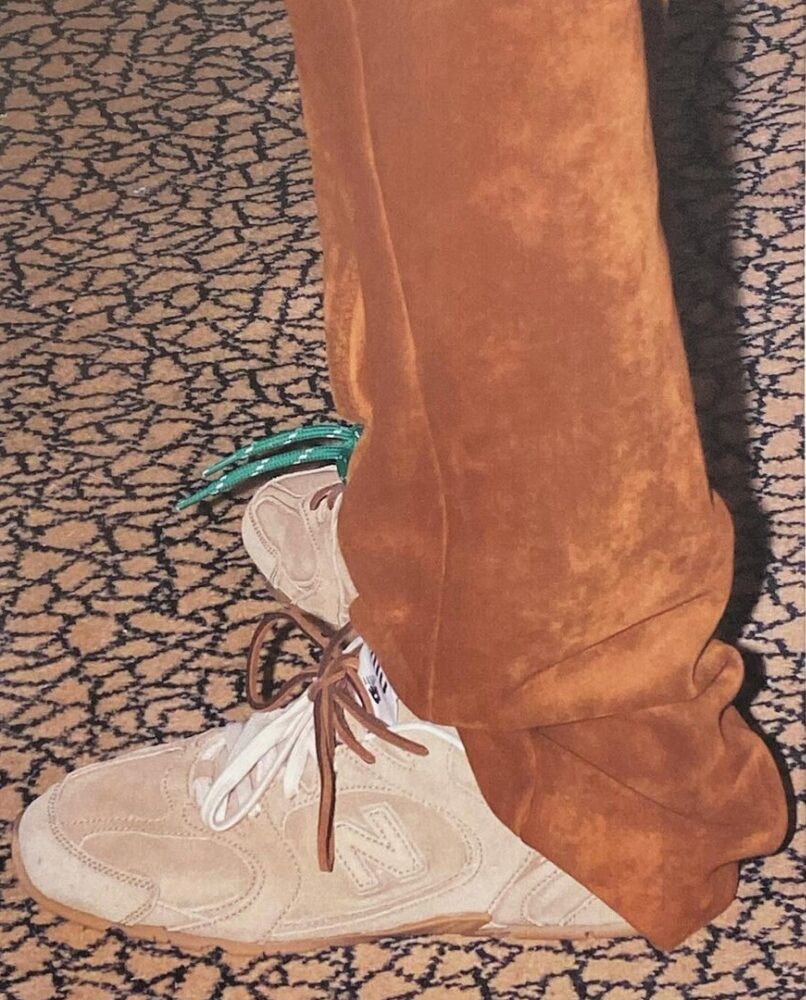 此次聯名鞋款配有白色、橙色、棕色和黃色鞋帶