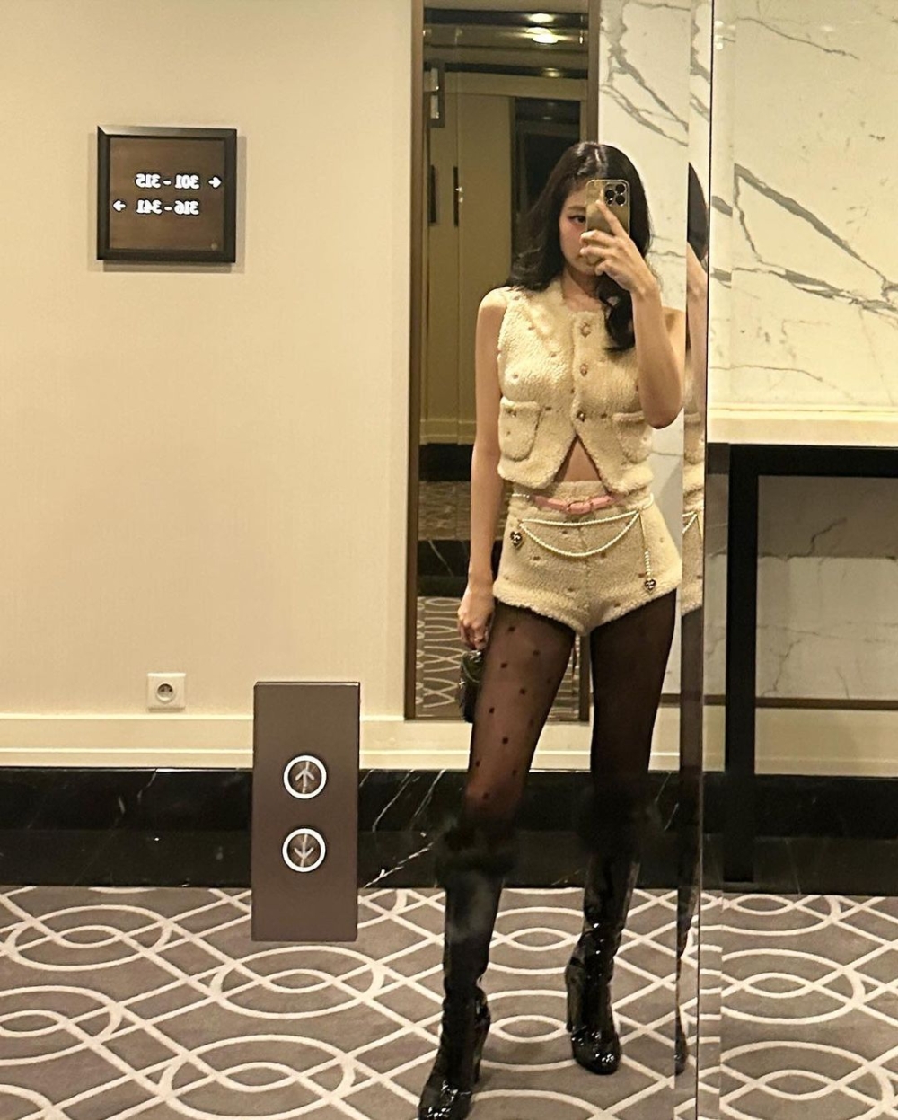 向來是鎂光燈焦點的BLACKPINK Jennie身穿軟綿綿的羔羊毛材質套裝