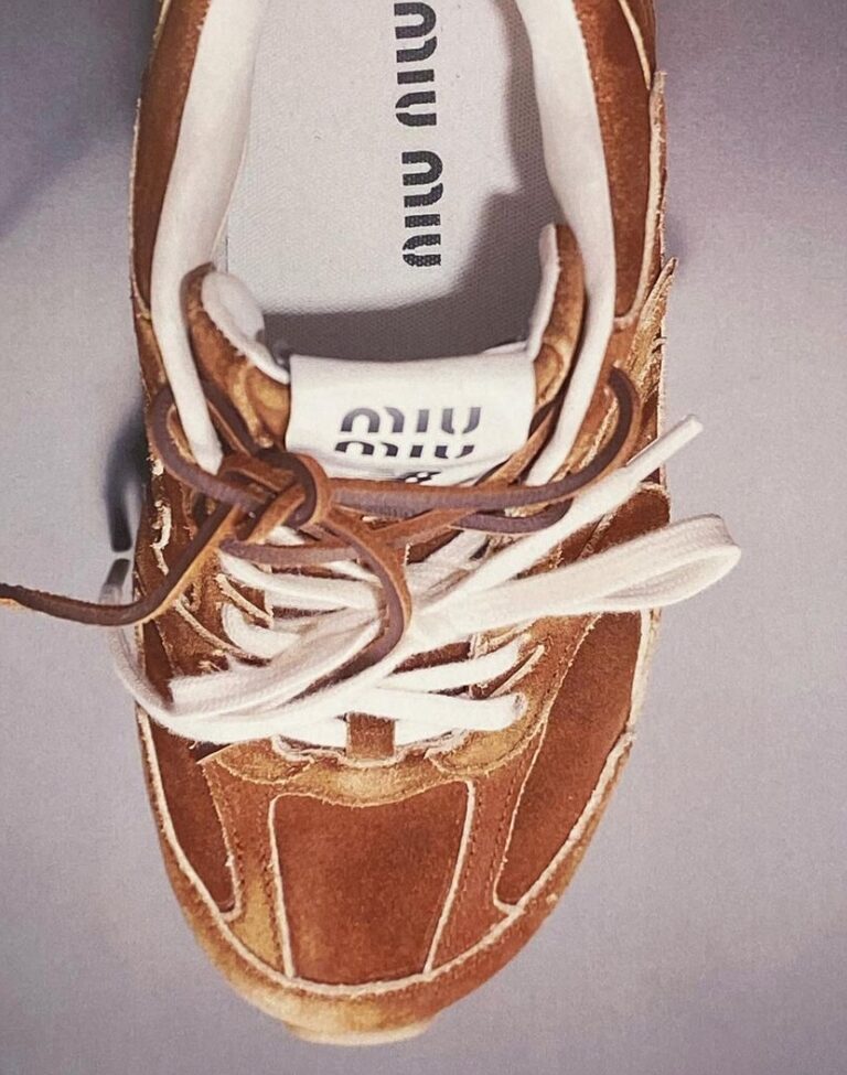 鞋舌以及鞋墊上飾有Miu Miu品牌標誌