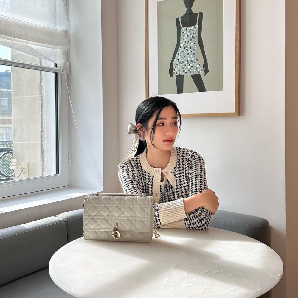 Tontawan詮釋新款的手袋。