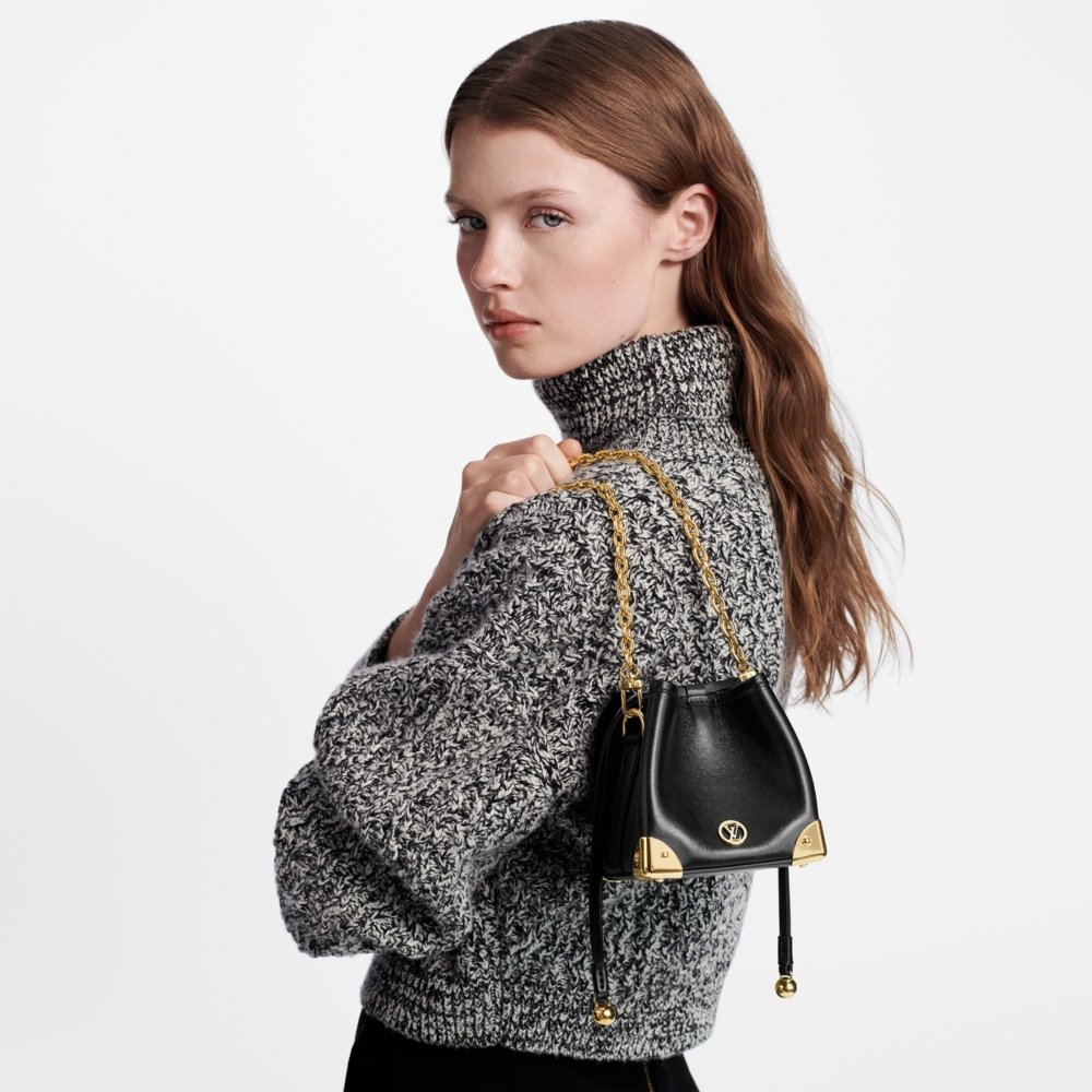 目前僅在網路限量發售,喜歡這款手袋的讀者可以於官網上選購