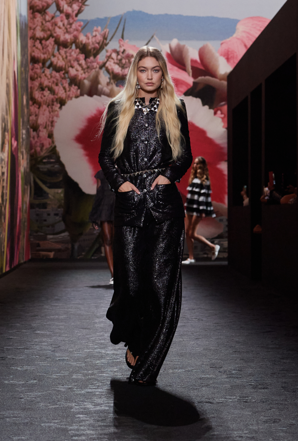 Gigi Hadid穿著人字拖登上CHANEL秀場