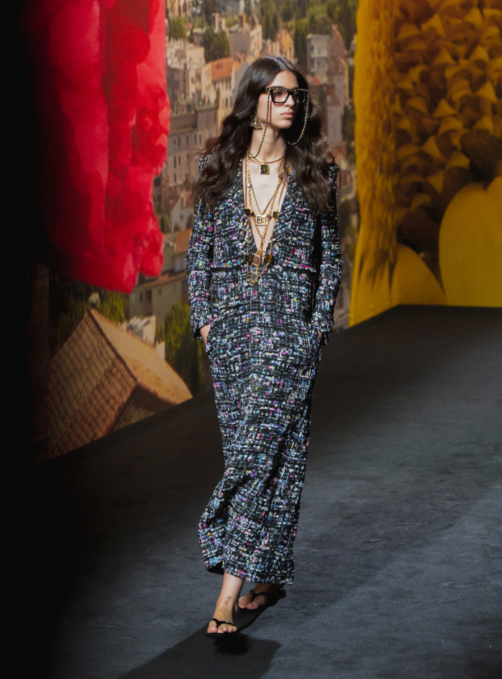 斜紋軟呢化身優雅度假裝束