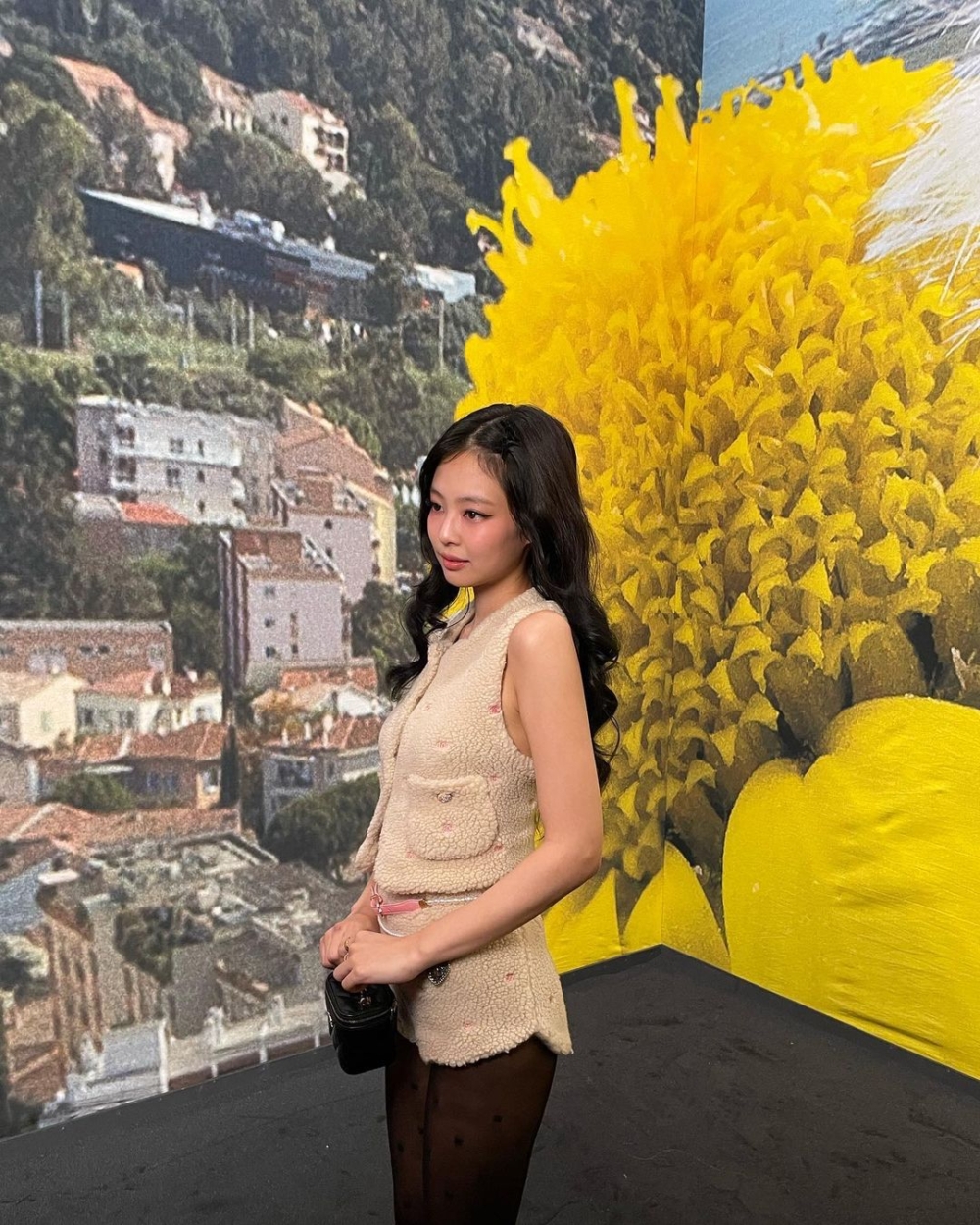 Jennie現身CHANEL秀場