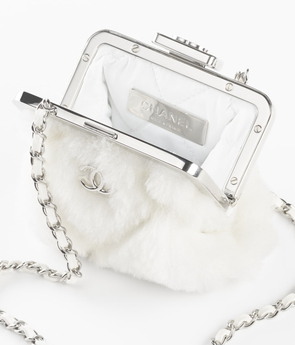 精巧的外型正面還裝飾有雙C Logo