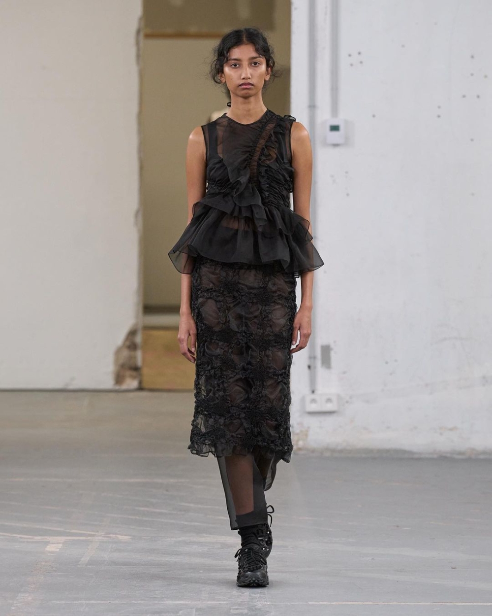 模特兒們穿著的Cecilie Bahnsen × ASICS合作的全新ASICS鞋款「ASICS Gel Quantum」。