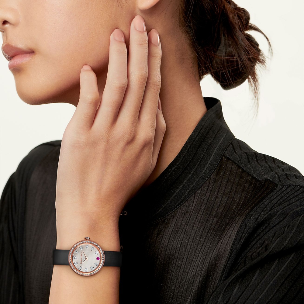 6點鐘位置裝飾有一顆粉紅色藍寶石