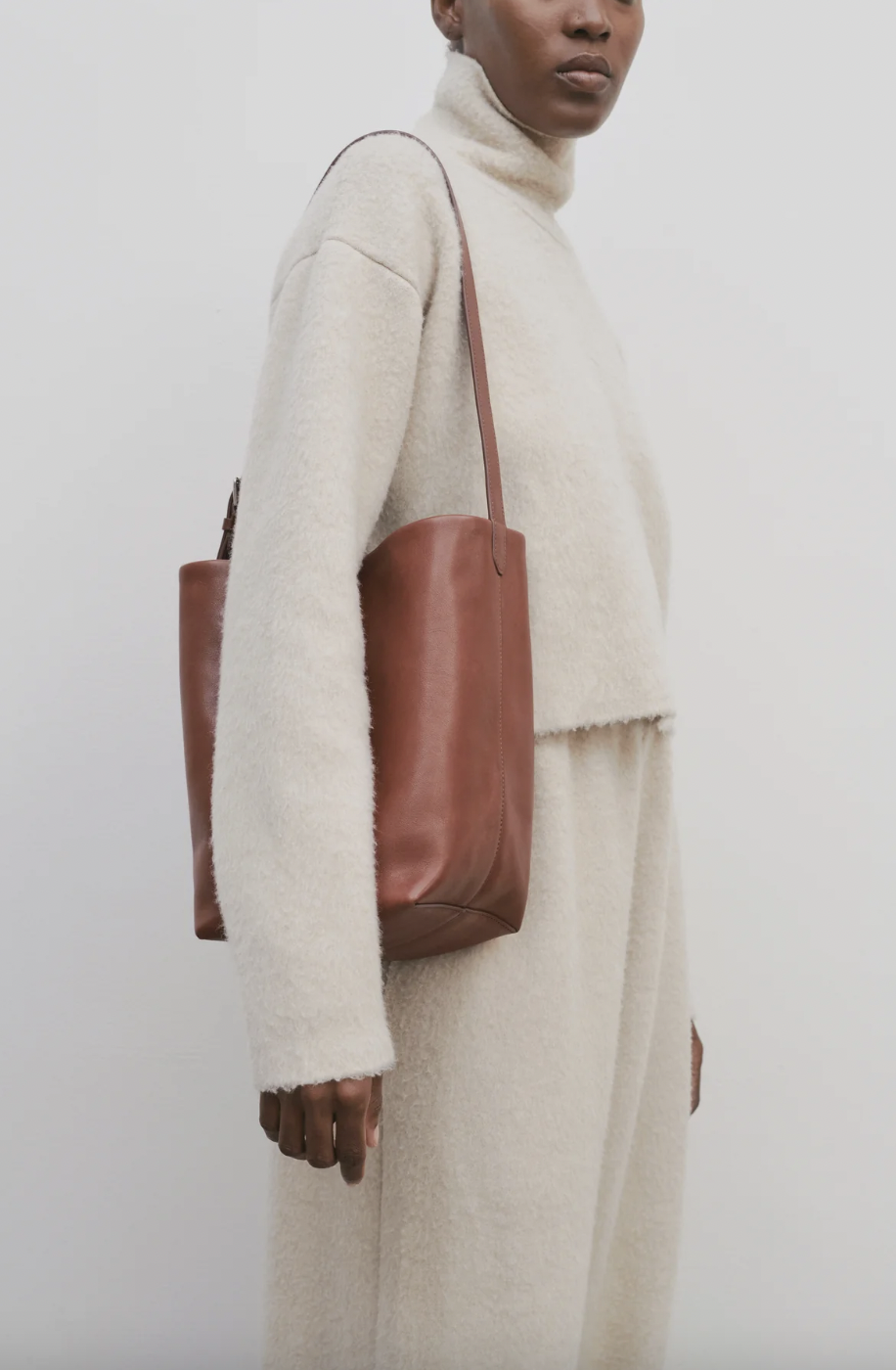 極簡風格的The Row中的多款棕色手袋。