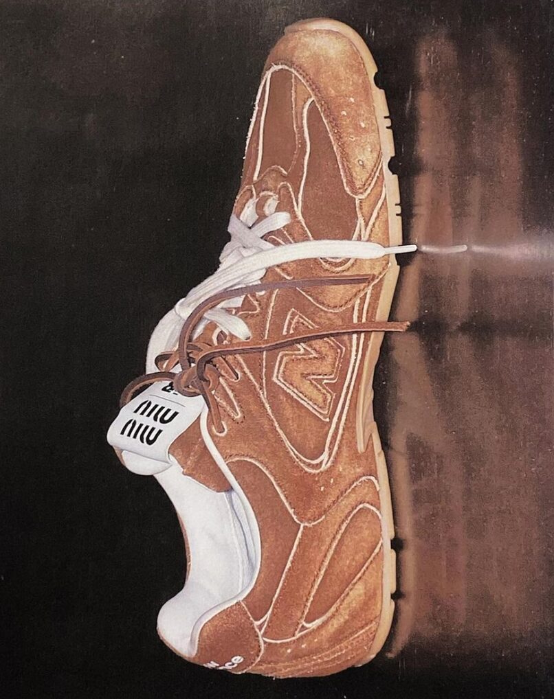 鞋舌以及鞋墊上飾有Miu Miu品牌標誌