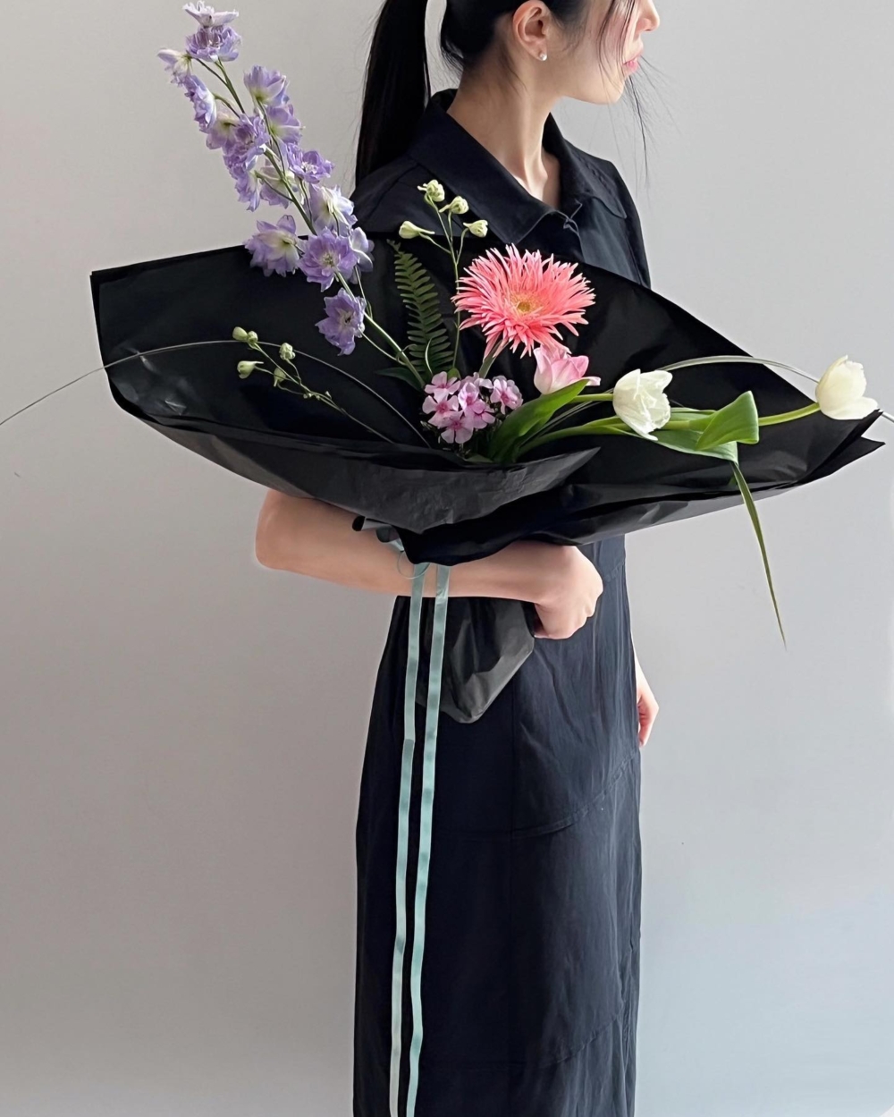 彷彿在黑暗中注入了一抹鮮明的溫暖對比