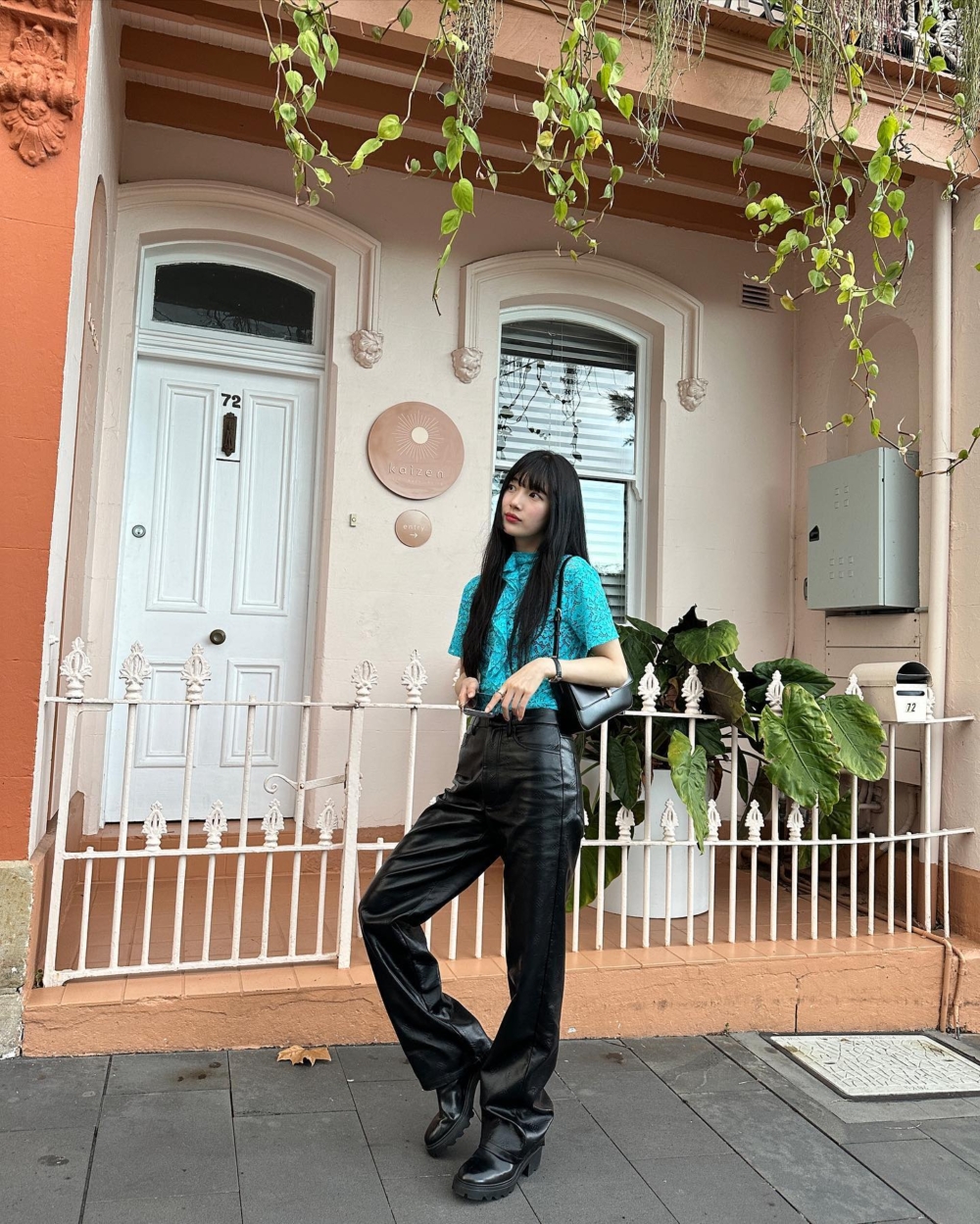 蕾絲和皮革組合的帥氣浪漫讓秀智的穿搭充滿個人特色