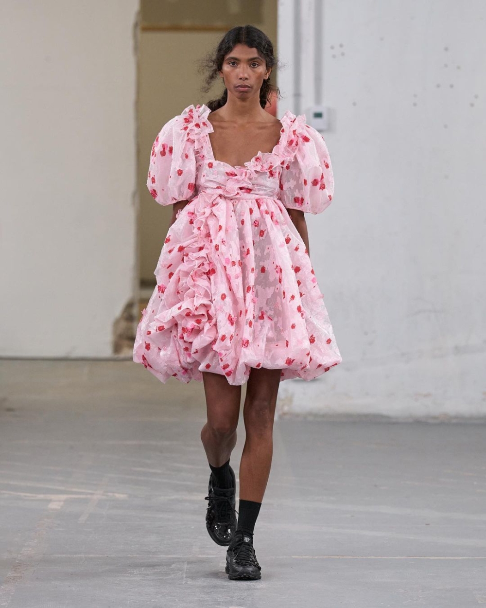 模特兒們穿著的Cecilie Bahnsen × ASICS合作的全新ASICS鞋款「ASICS Gel Quantum」