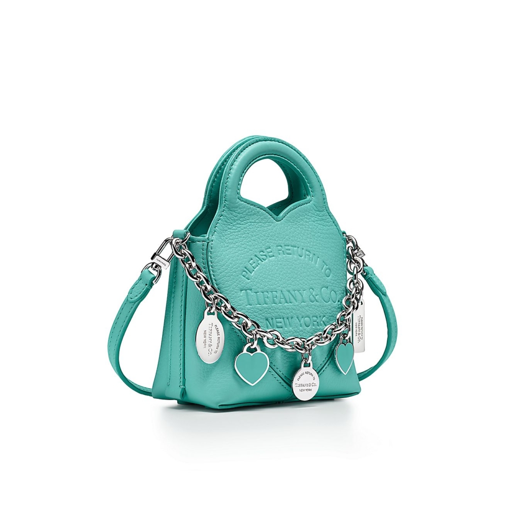 柔軟的皮革上飾有一條銀色鏈條