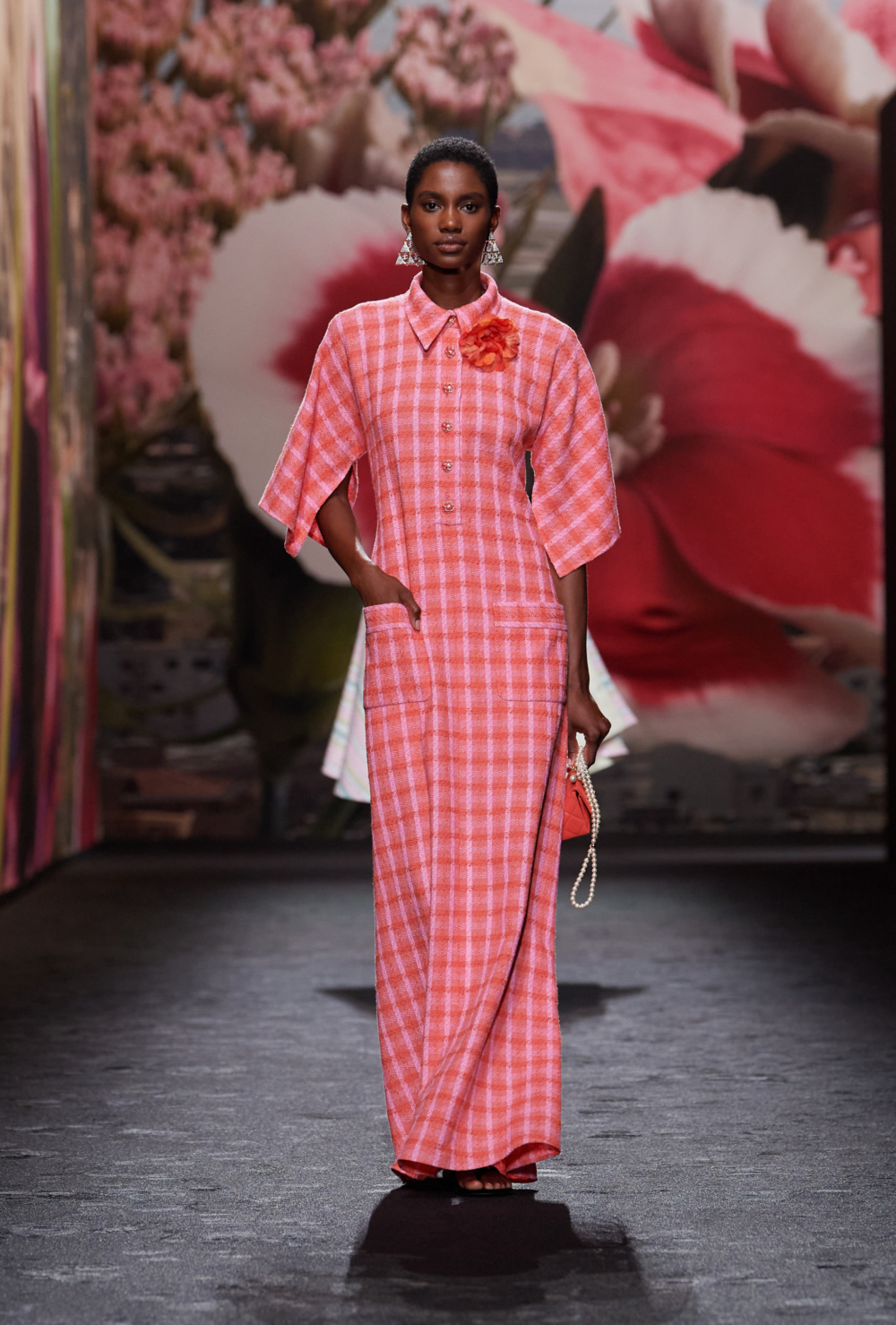 完全就是身處度假國度時悠遊自在的最佳穿搭