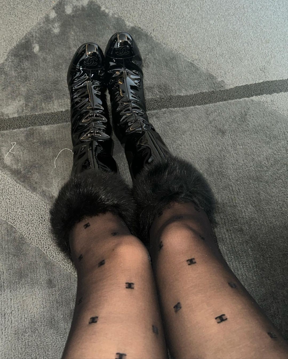 下身則是穿上一件超迷你熱褲搭配黑色絲襪做組合