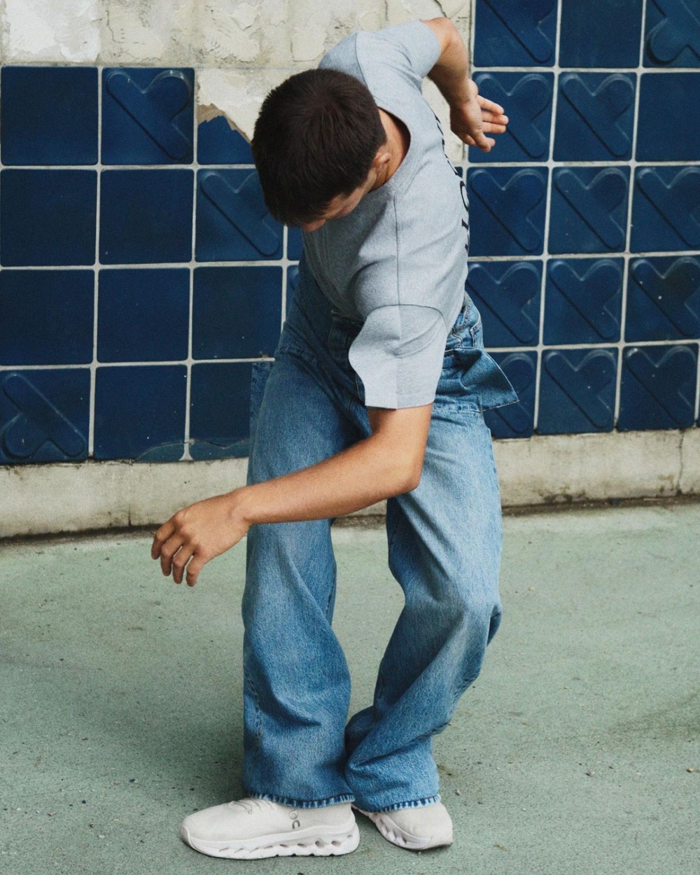 LOEWE攜手瑞士機能鞋履品牌On,聯名推出一款專為運動而生的生活風格鞋款「Cloudtilt」