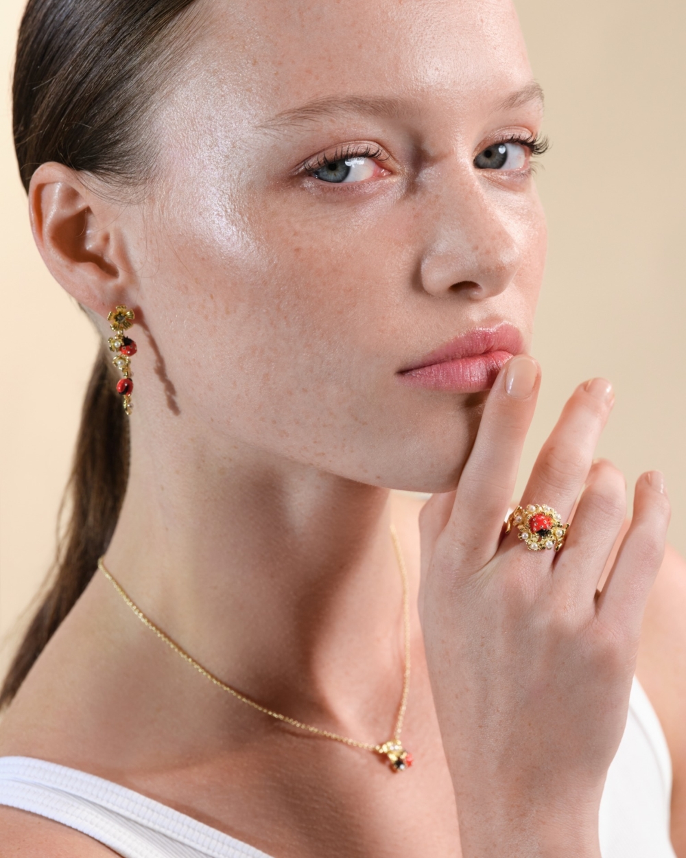 巧妙創造鮮豔多彩、帶有法式浪漫的配飾作品