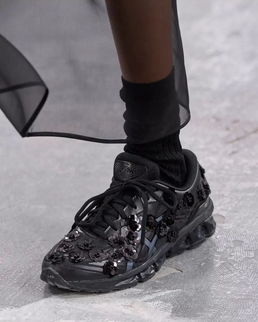 原先的魔鬼氈扣環設計改為綁帶