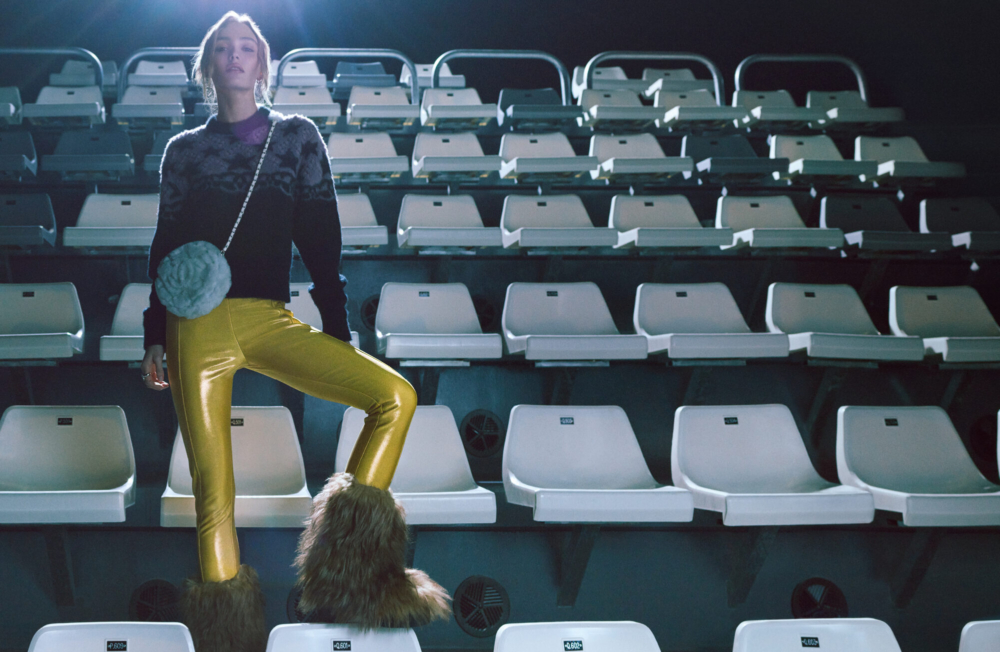 CHANEL 2023/24 Coco Neige系列以經典的黑白色系,點綴紫粉、金色、桃紅等鮮豔色彩為主