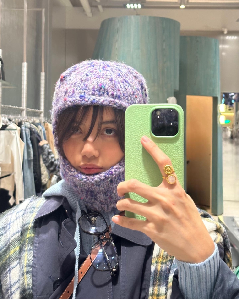 Lisa手上戴著一款金色愛心戒指,正是來自於法國的輕珠寶品牌Les Néréides