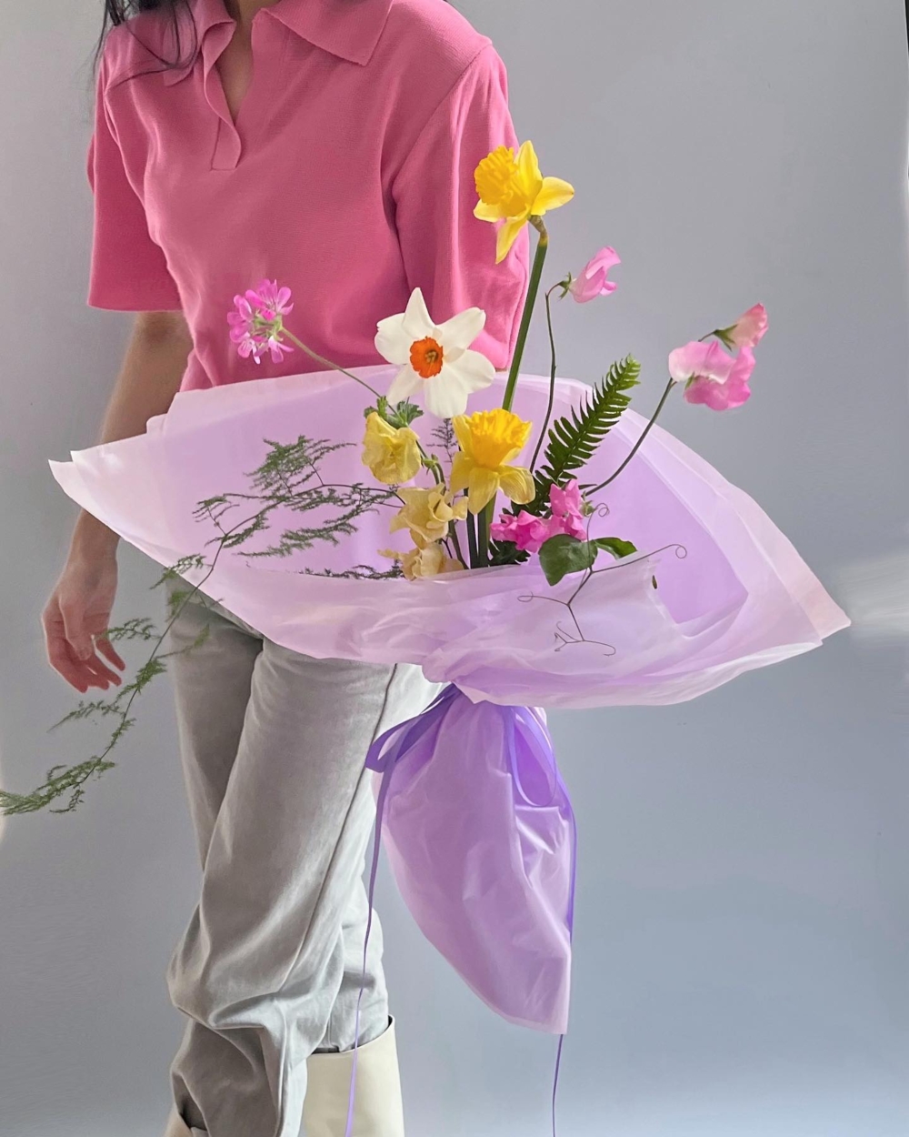 相較於許多人常見的豐盛花束,花藝師「꽃앓이」偏愛以少量的花朵製作優雅的花束