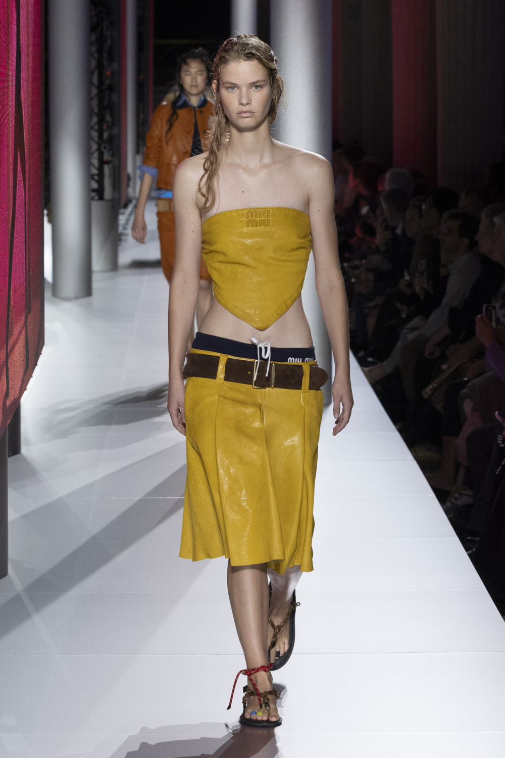 延續Miu Miu 2022春夏系列的低腰迷你裙熱潮