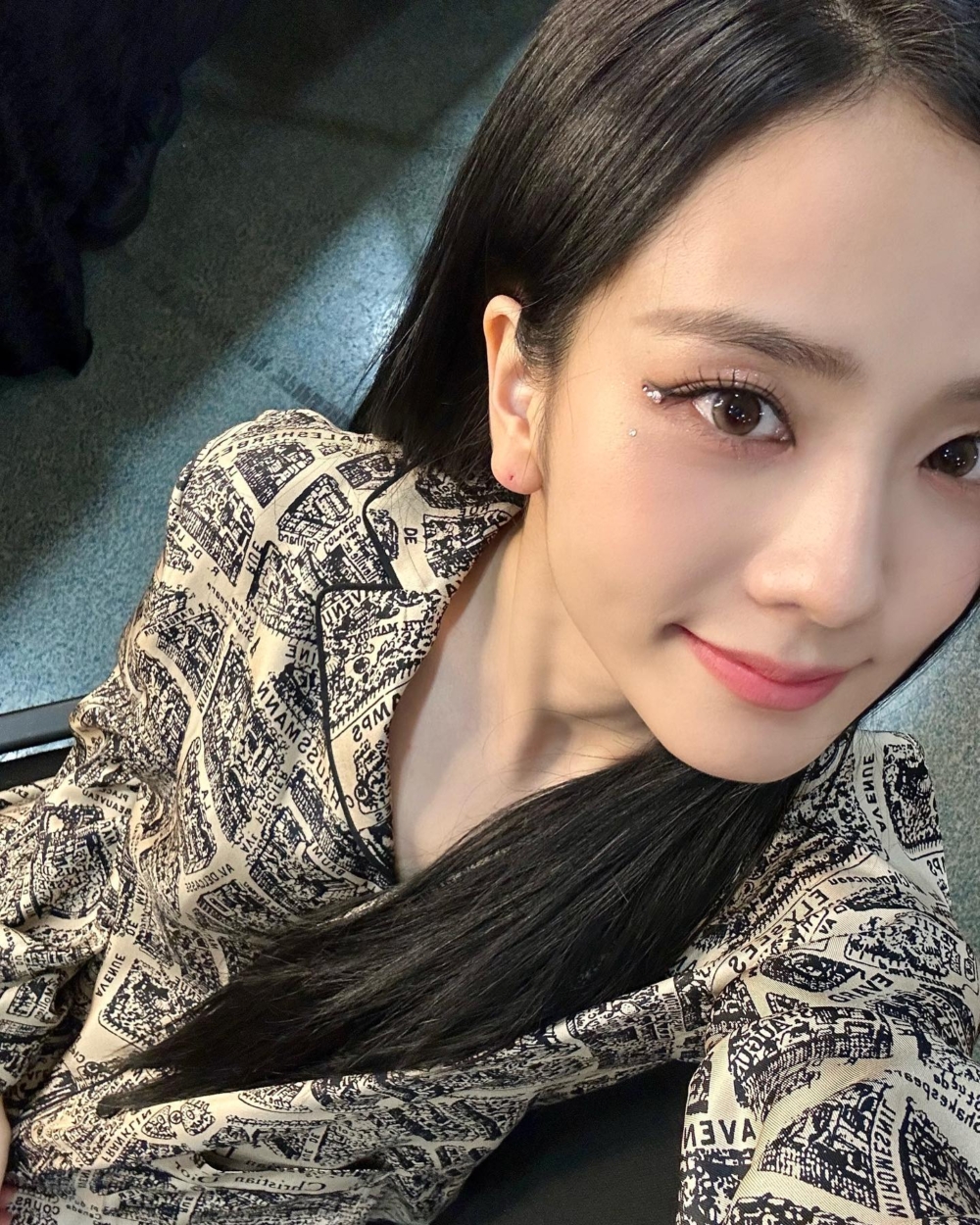 BLACKPINK的造型也帶有滿滿的Y2K風格