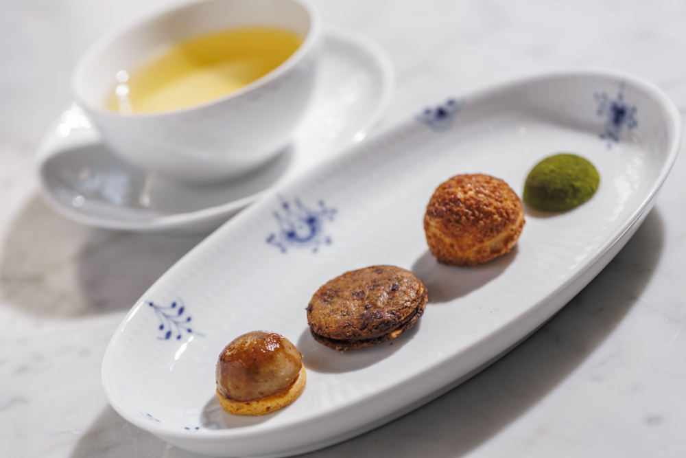 Mignardises 餐後小點。