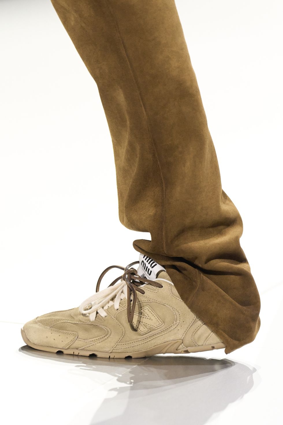 一次綁上雙色鞋帶搭配復古做舊的漸層感